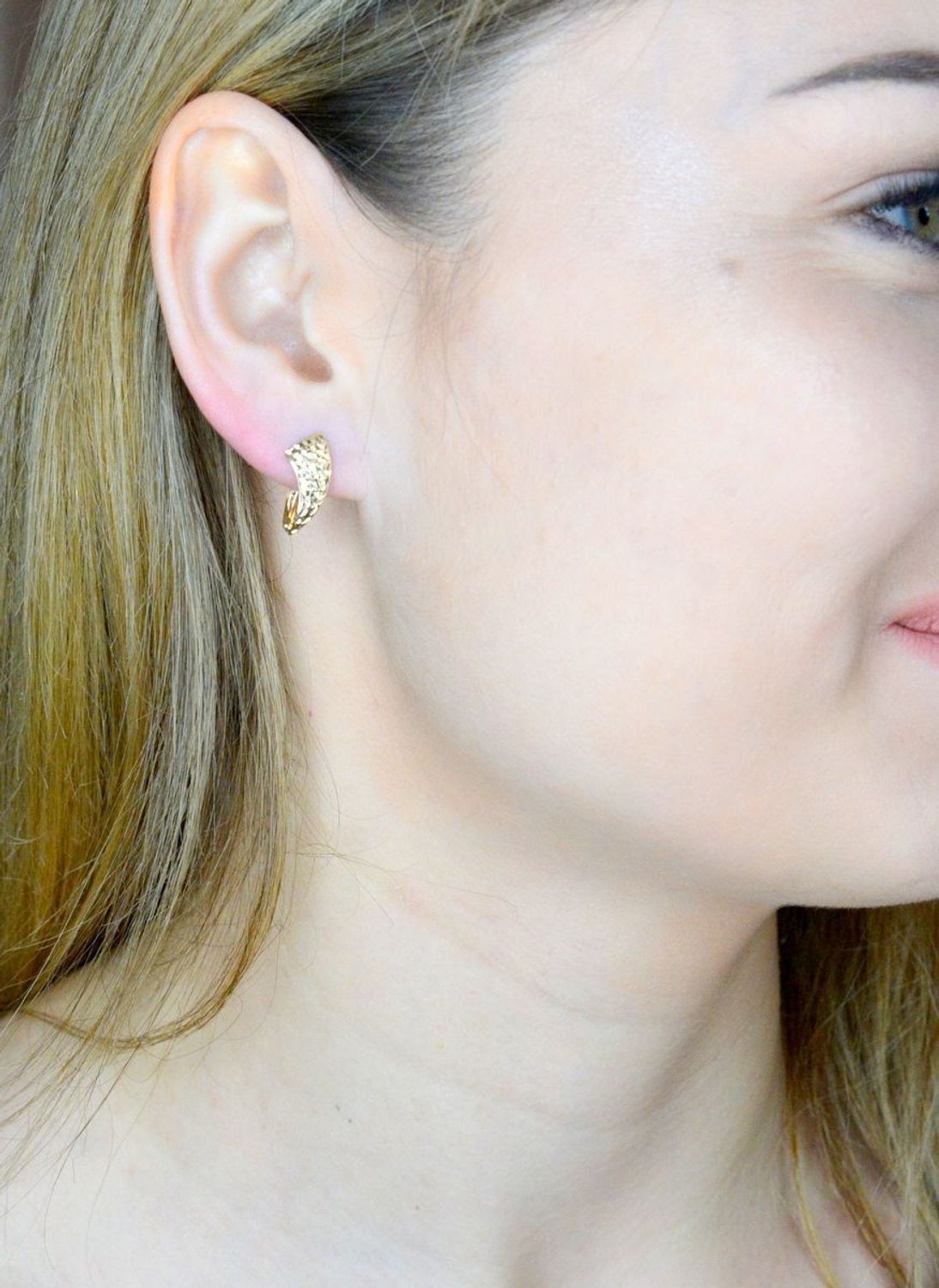 Złote kolczyki 375 angielskie z grawerowaniem KL 3367B 375. Złote kolczyki wykonane z najwyższej jakości żółtego złota, próba 375, waga około 1,07 gram. Kolczyki w minimalistycznym stylu, wpisujące się w obecne trendy modowe..jpg